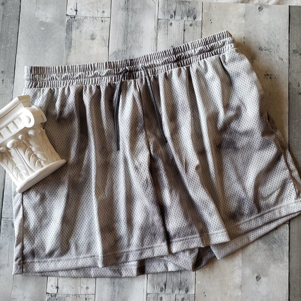 NWT - Nike Sportswear Icon Clash Shorts DH3020-084 GRAY (Plus Size 1X)
